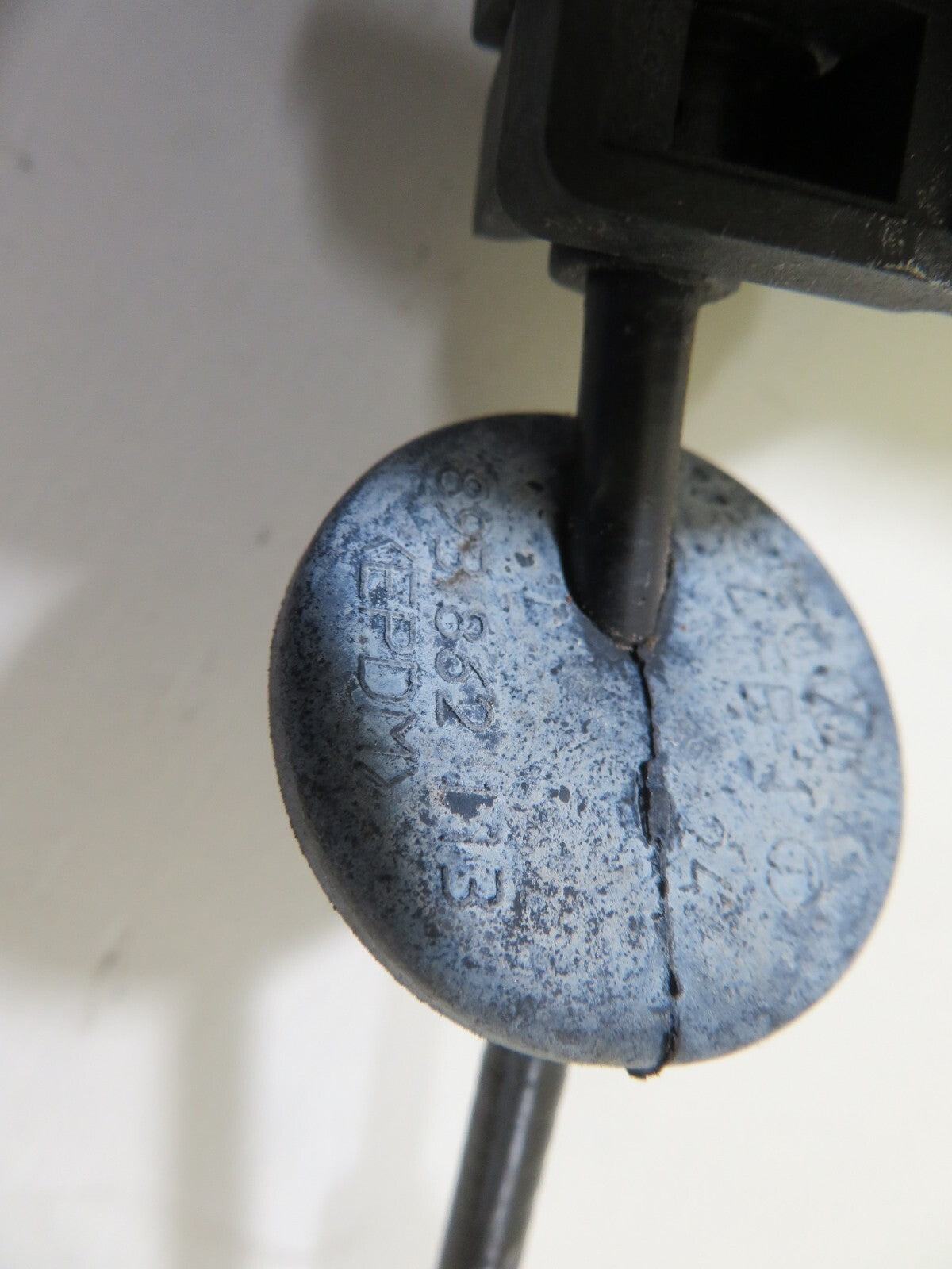 VW TOURAN OSF DRIVER FRONT DOOR LOCK CATCH 2003-2009 1701-3