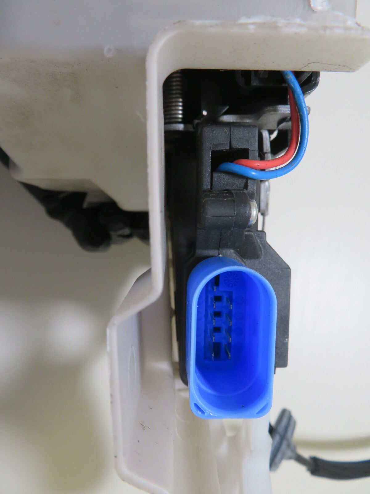 VW TOURAN NSF PASSENGER FRONT DOOR LOCK CATCH 2003-2009 1701-2