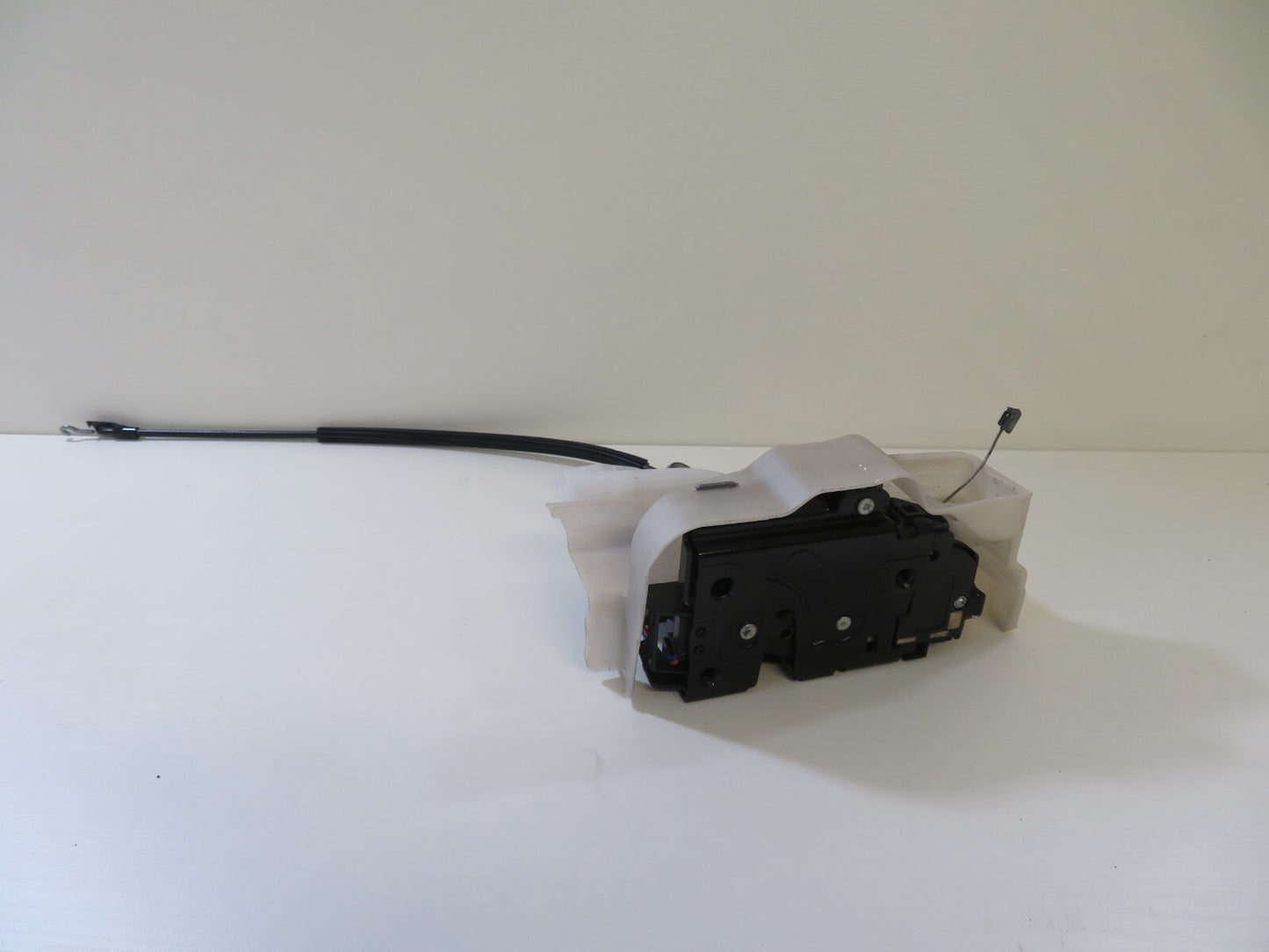 VW TOURAN NSF PASSENGER FRONT DOOR LOCK CATCH 2003-2009 1701-2