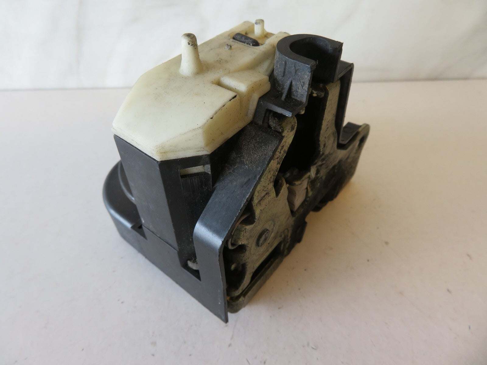 RENAULT CLIO MK2 NS PASSENGER DOOR LOCK CATCH 2000-2006 AMS1700-2