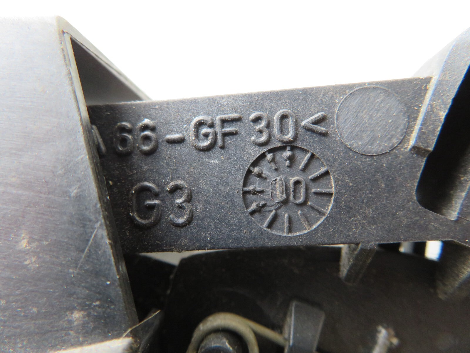 RENAULT CLIO MK2 NS PASSENGER DOOR LOCK CATCH 3DR 2001-2006 AMS1136