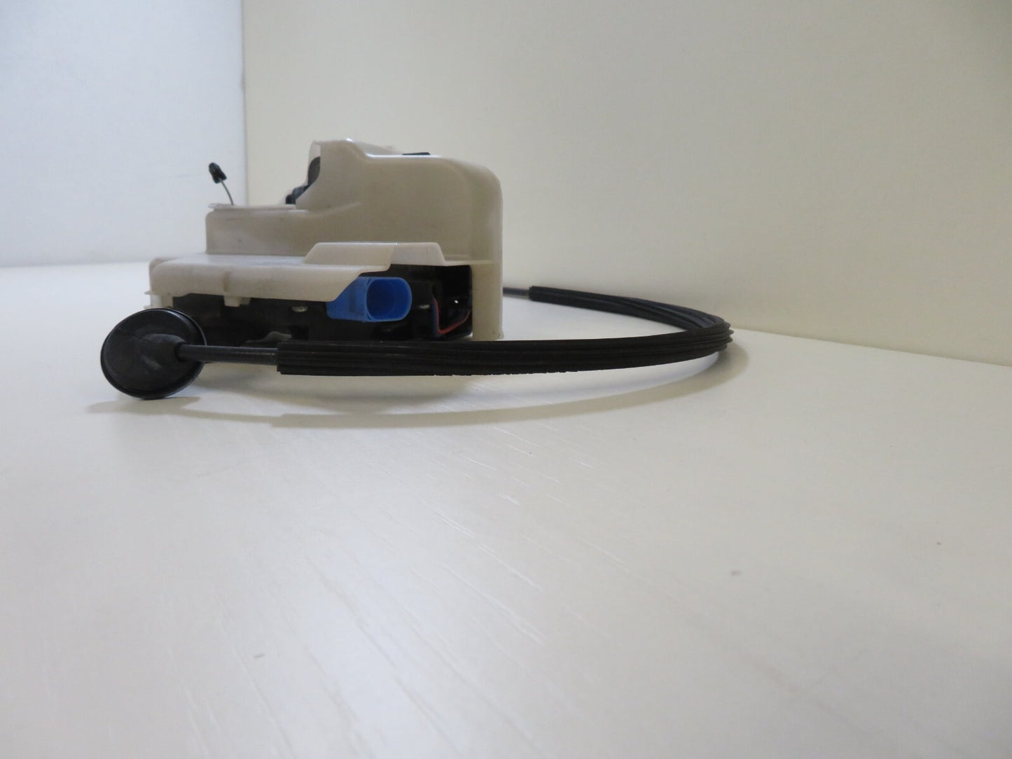 VW TOURAN NSR PASSENGER REAR DOOR LOCK CATCH 2003-2009 1701-4