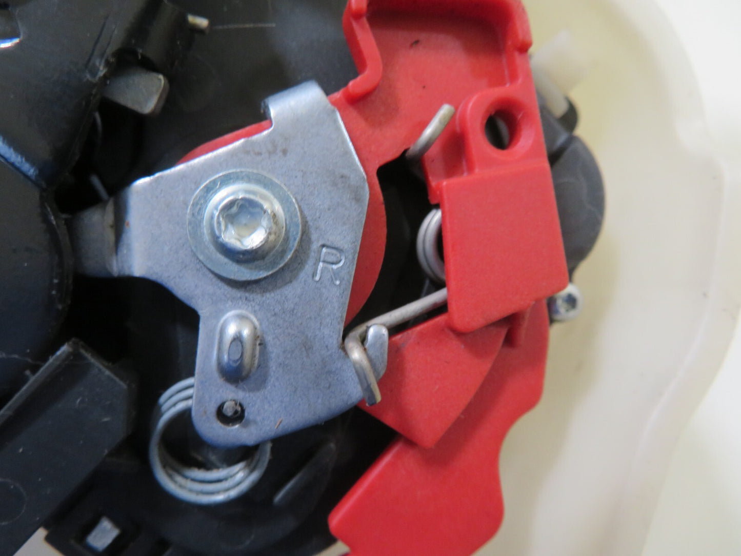 VW TOURAN OSF DRIVER FRONT DOOR LOCK CATCH 2003-2009 1701-3