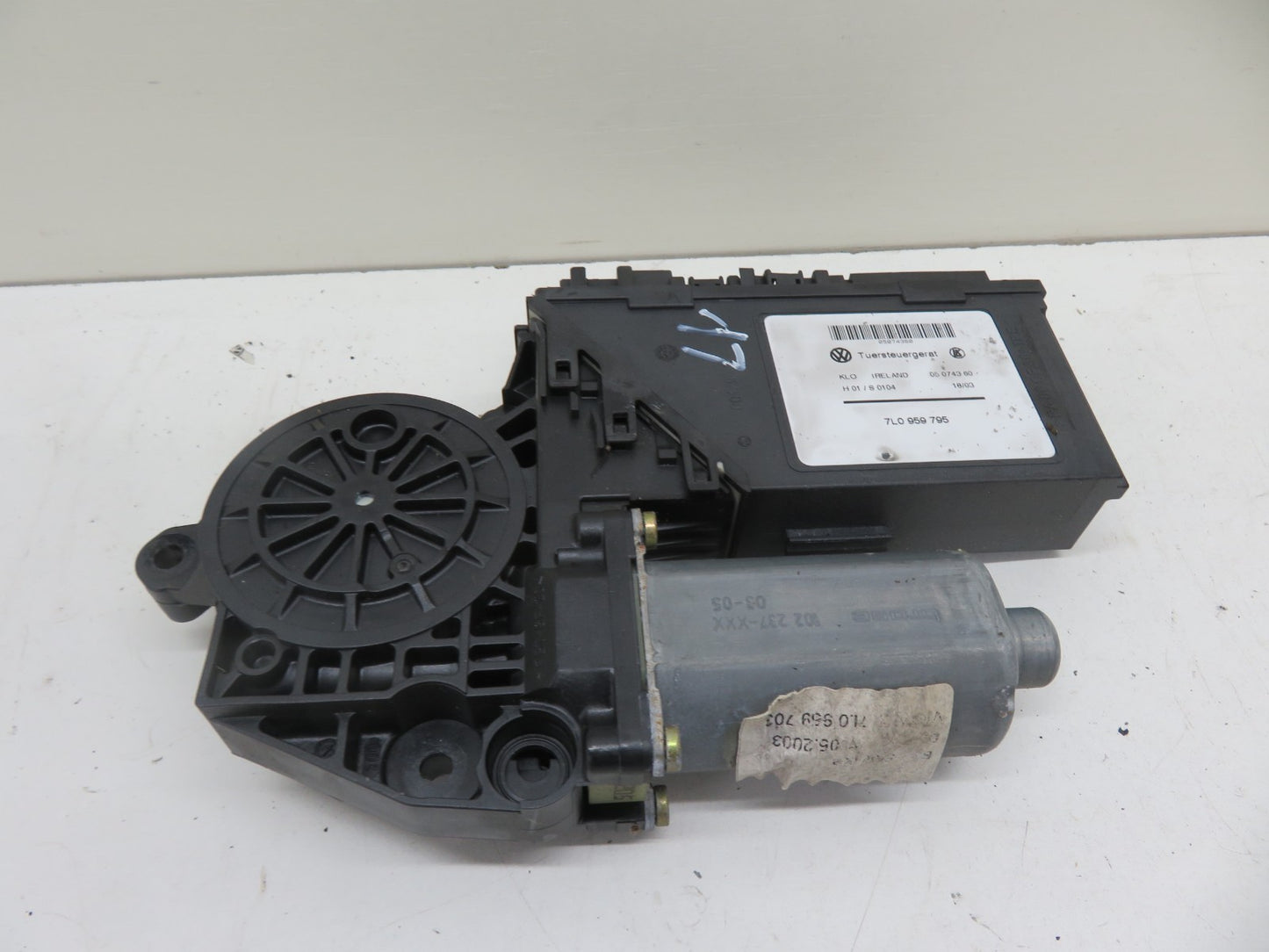 PORSCHE CAYENNE 955 REAR LEFT WINDOW MOTOR 7L0959795 2003-2007 1752-17