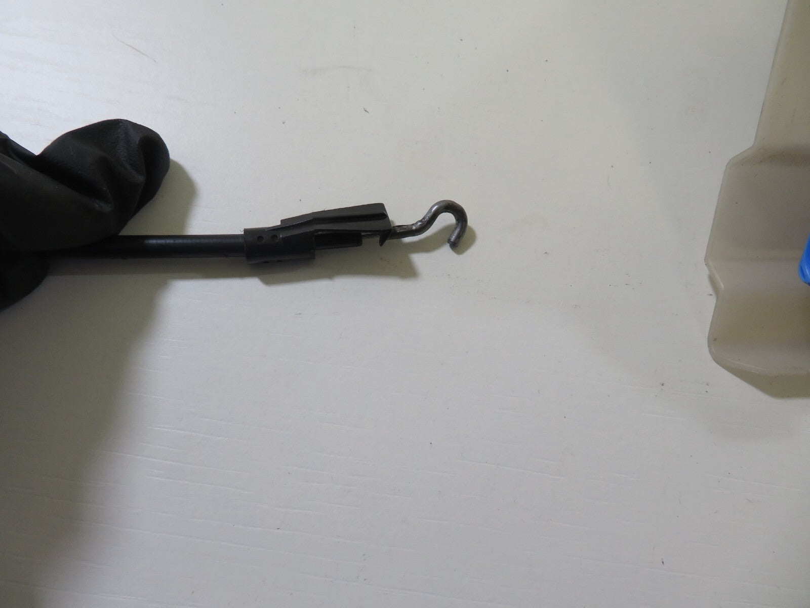 VW TOURAN NSR PASSENGER REAR DOOR LOCK CATCH 2003-2009 1701-4