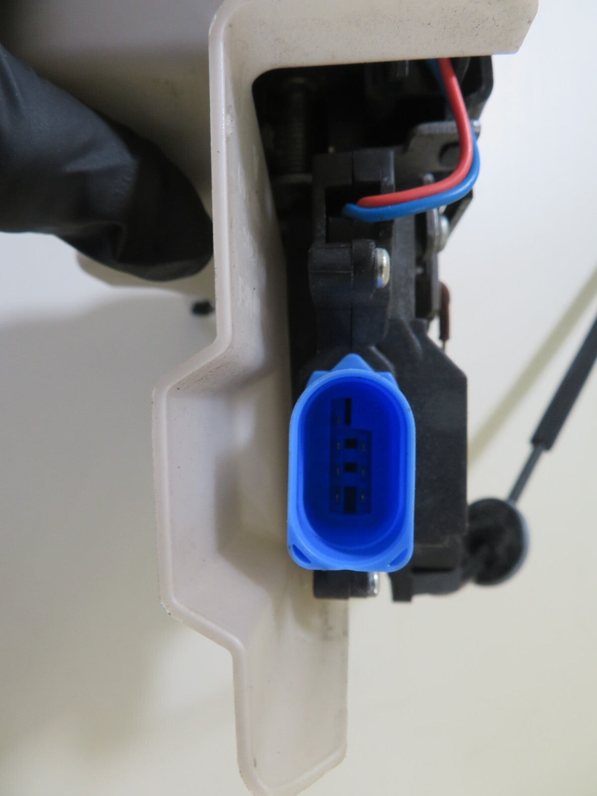 VW TOURAN NSR PASSENGER REAR DOOR LOCK CATCH 2003-2009 1701-4