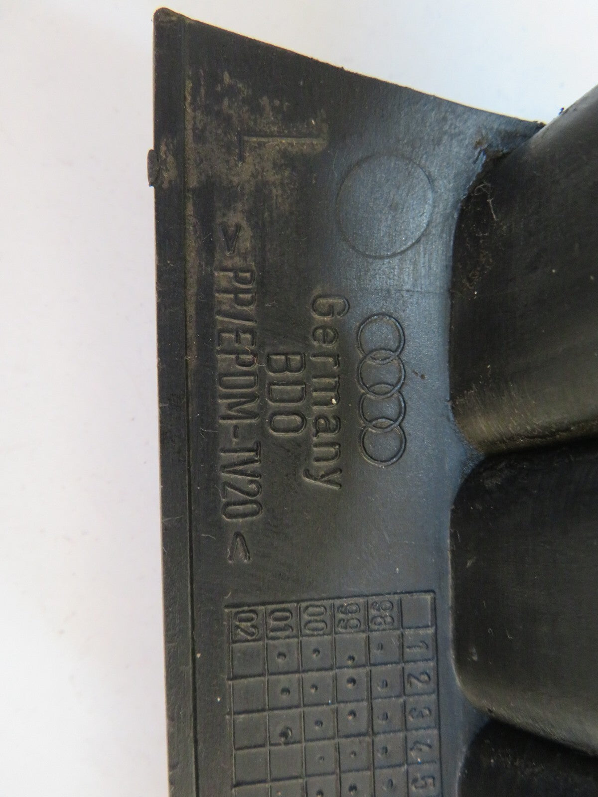 AUDI A4 B5 AVANT FACELIFT FRONT PASSENGER NS BUMPER GRILL 2001 AS15