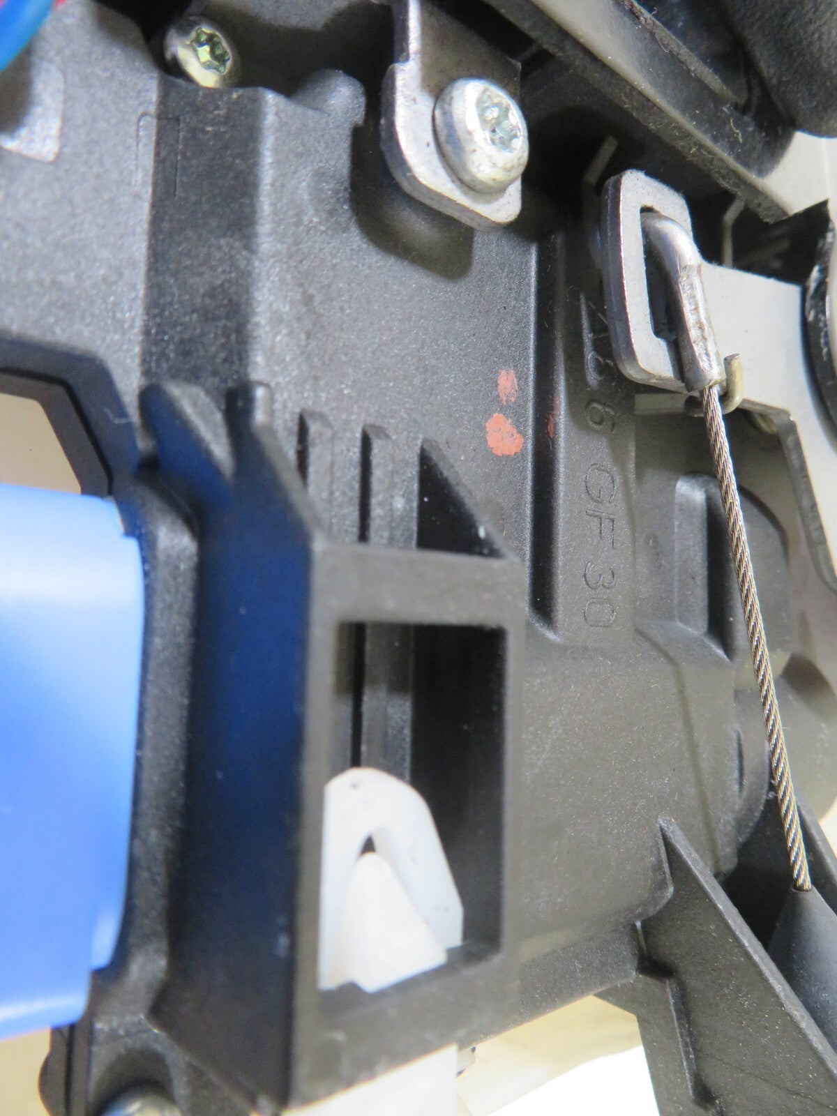 VW TOURAN NSF PASSENGER FRONT DOOR LOCK CATCH 2003-2009 1701-2