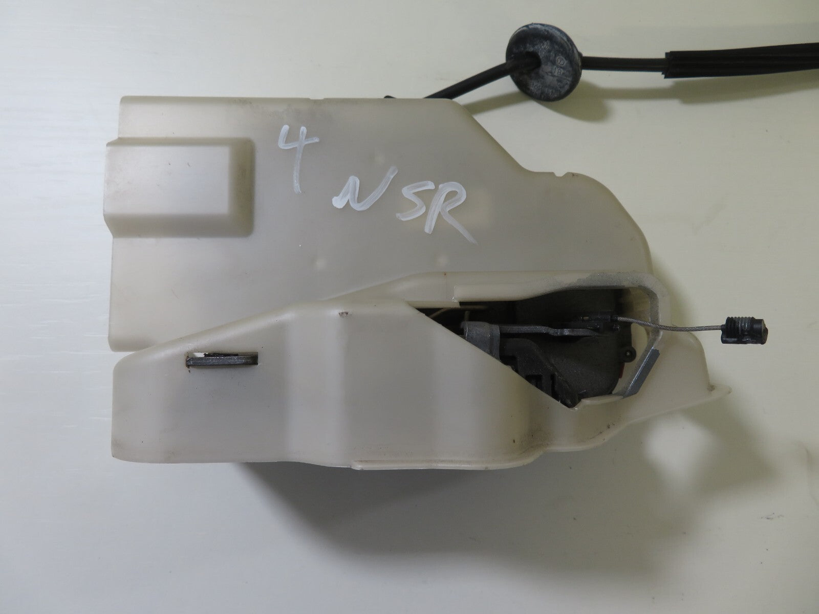 VW TOURAN NSR PASSENGER REAR DOOR LOCK CATCH 2003-2009 1701-4