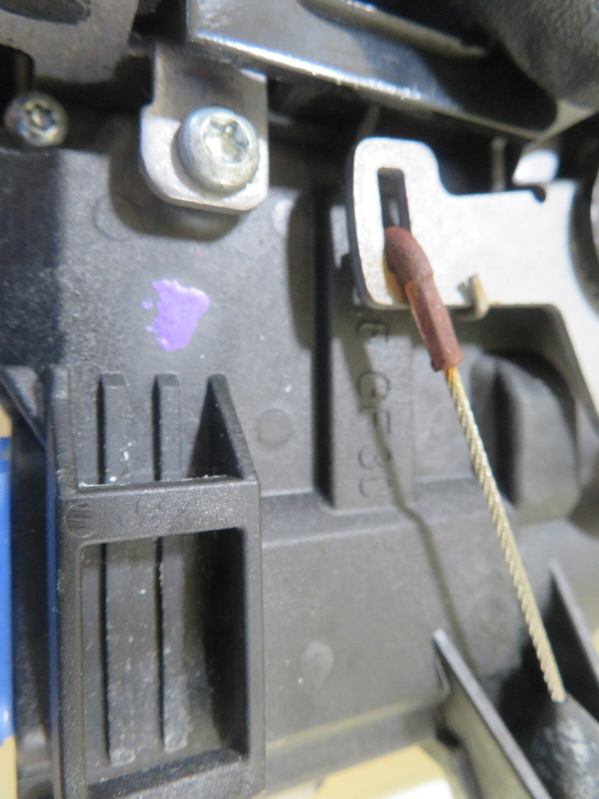 VW TOURAN NSR PASSENGER REAR DOOR LOCK CATCH 2003-2009 1701-4