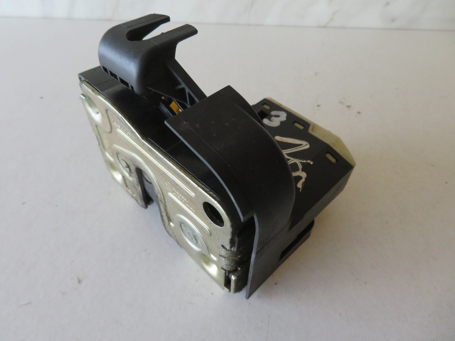 RENAULT CLIO MK2 NS PASSENGER DOOR LOCK CATCH 2000-2006 AMS1700-2