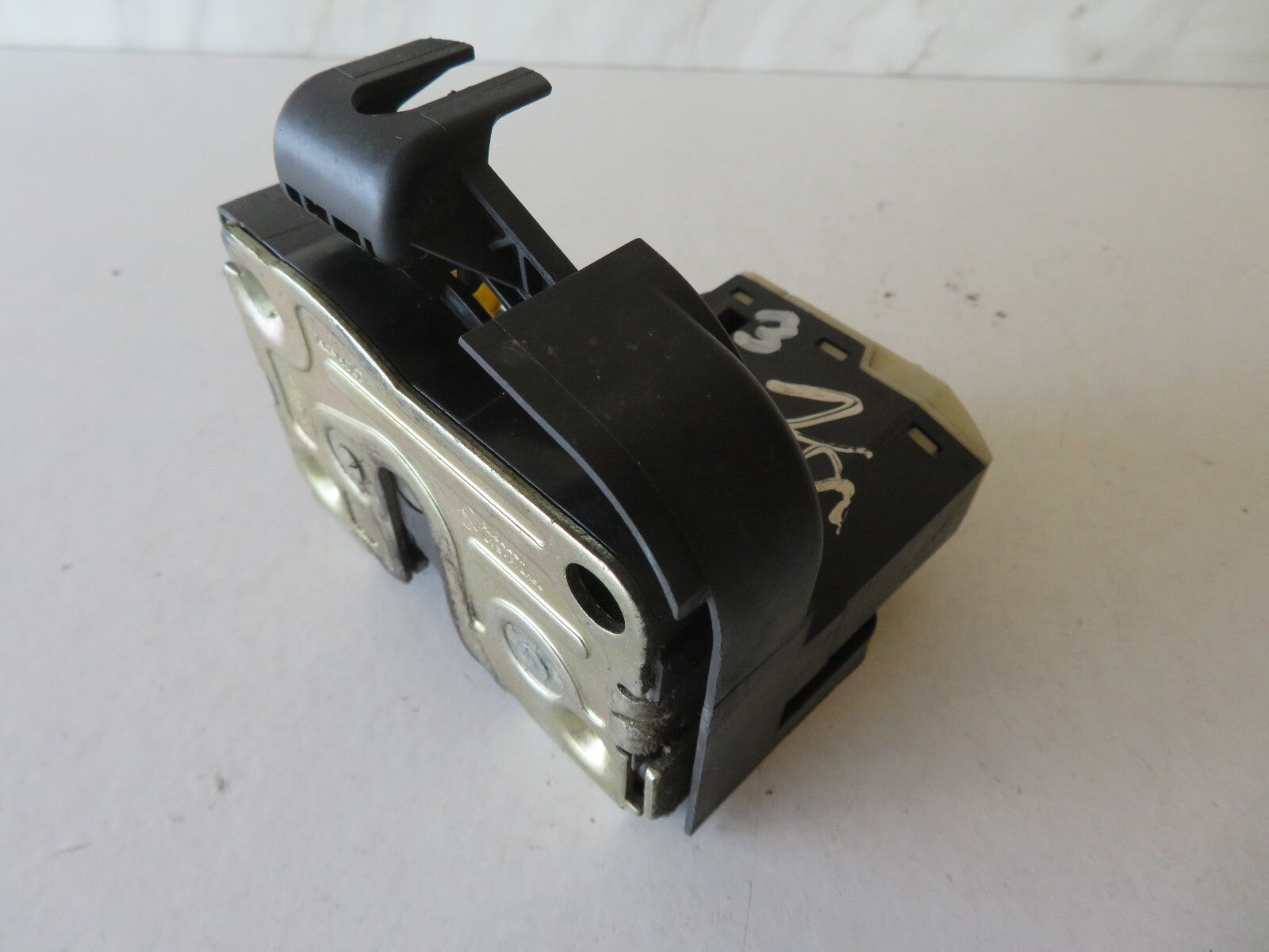 RENAULT CLIO MK2 NS PASSENGER DOOR LOCK CATCH 2000-2006 AMS1700-2