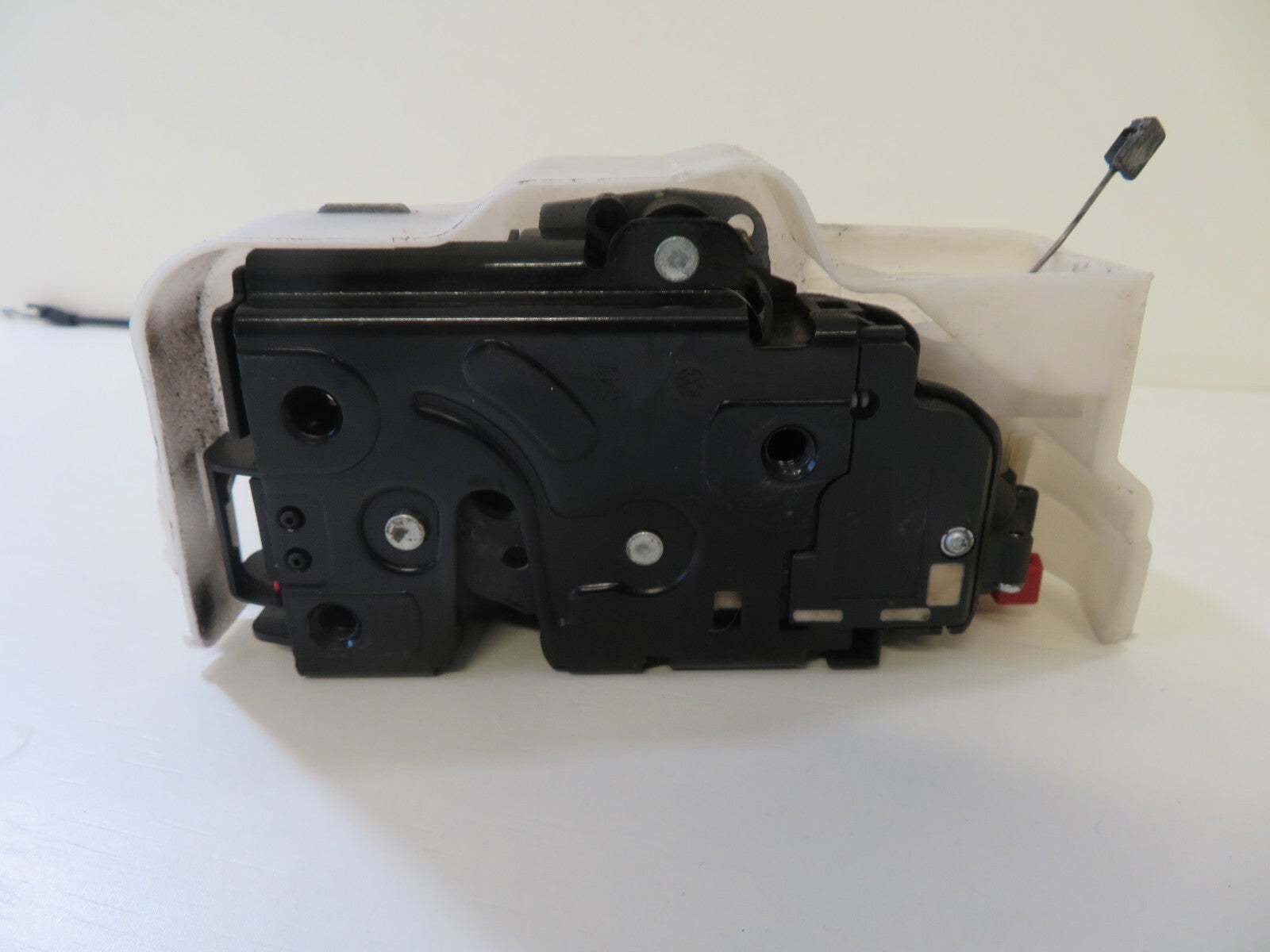 VW TOURAN NSF PASSENGER FRONT DOOR LOCK CATCH 2003-2009 1701-2