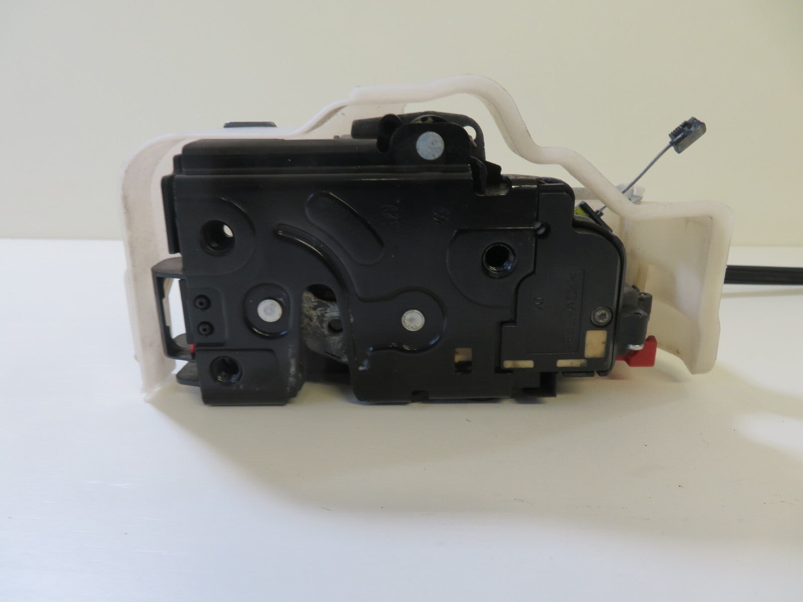 VW TOURAN NSR PASSENGER REAR DOOR LOCK CATCH 2003-2009 1701-4