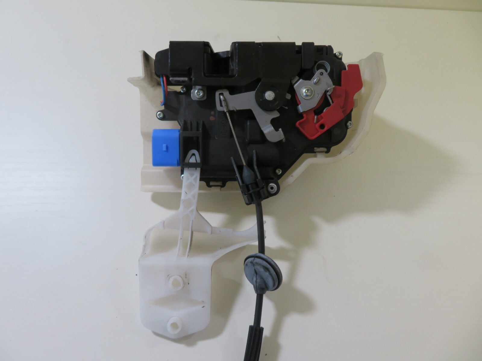 VW TOURAN NSF PASSENGER FRONT DOOR LOCK CATCH 2003-2009 1701-2