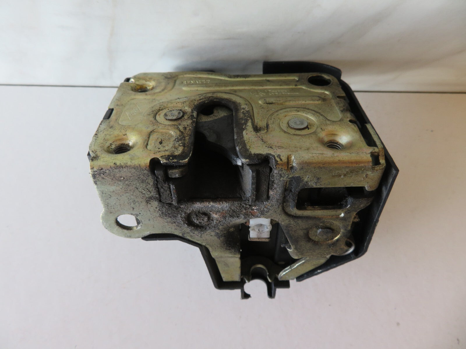 RENAULT CLIO MK2 NSF DOOR LOCK CATCH 2000-2006 AMS1700