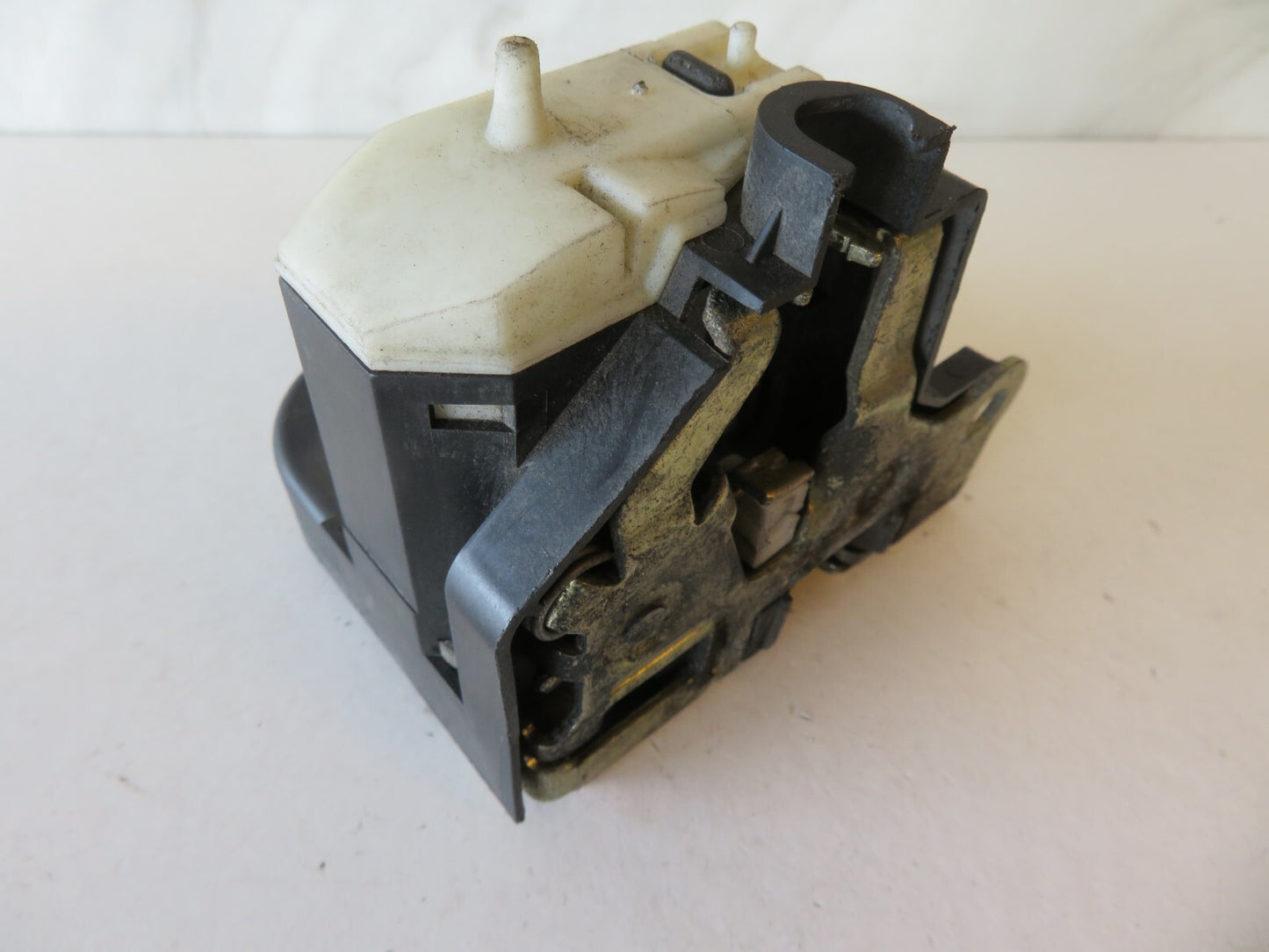 RENAULT CLIO MK2 NS PASSENGER DOOR LOCK CATCH 2000-2006 AMS1700