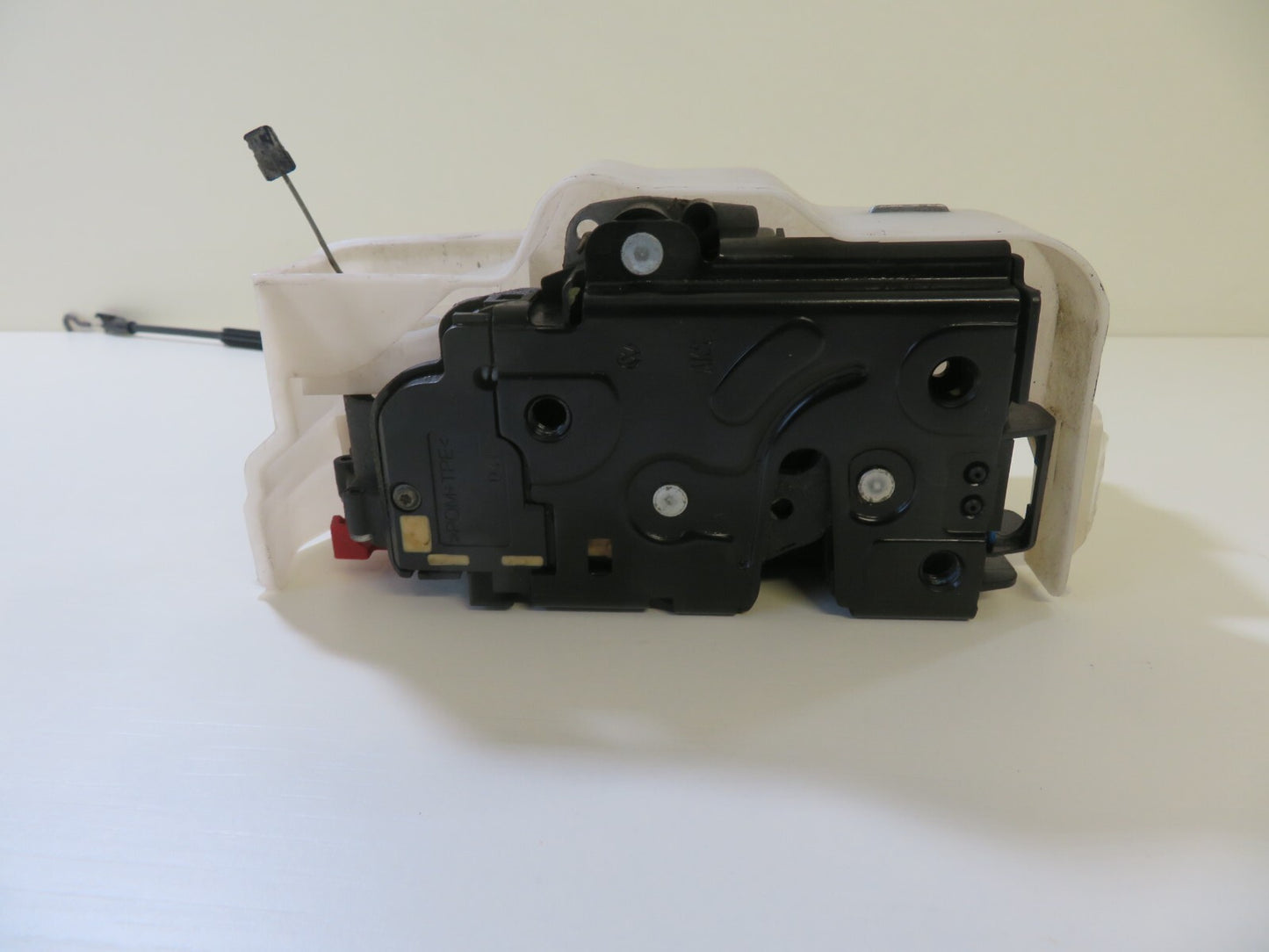 VW TOURAN OSF DRIVER FRONT DOOR LOCK CATCH 2003-2009 1701-3