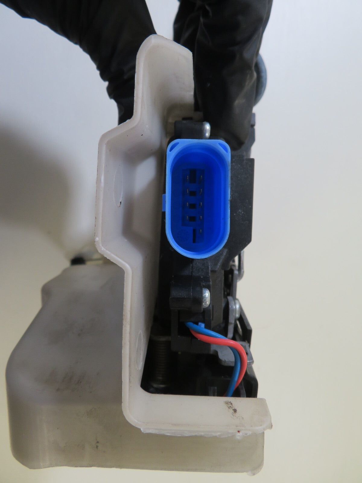 VW TOURAN OSF DRIVER FRONT DOOR LOCK CATCH 2003-2009 1701-3