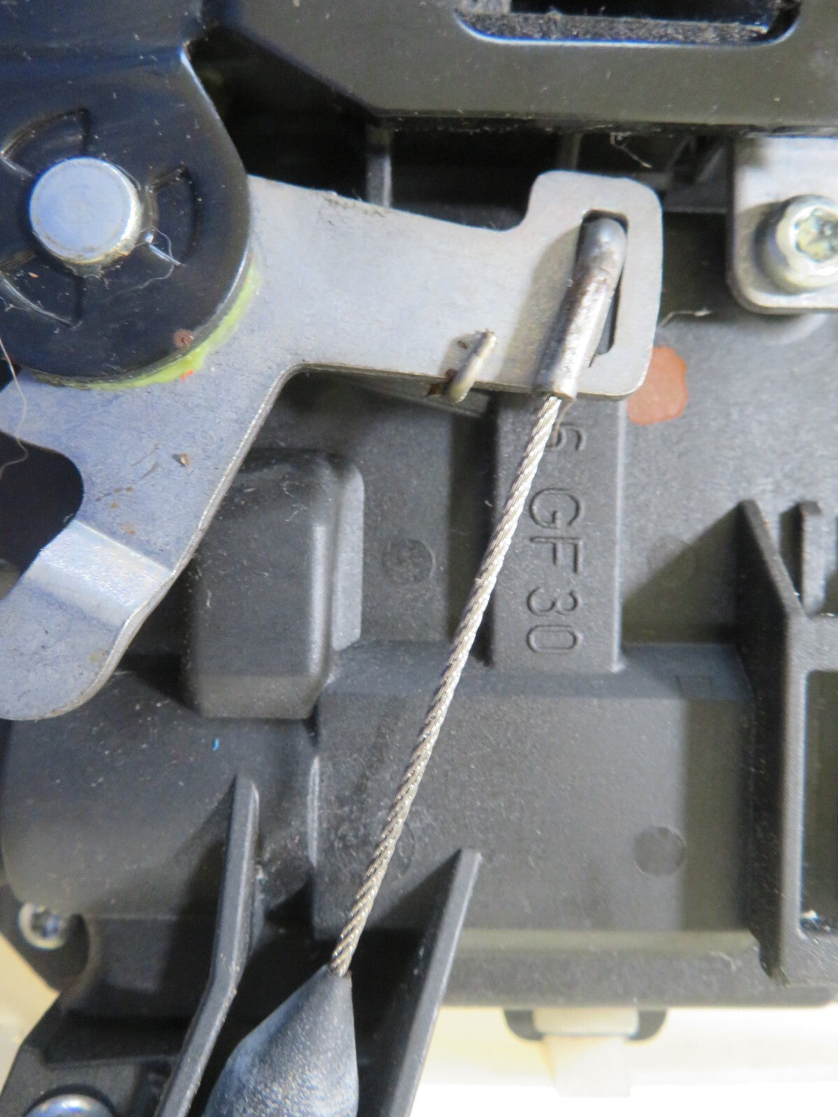 VW TOURAN OSF DRIVER FRONT DOOR LOCK CATCH 2003-2009 1701-3